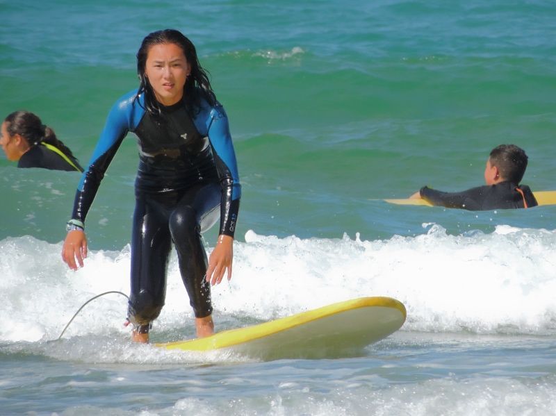 Puedes hacer surf durante tu estancia