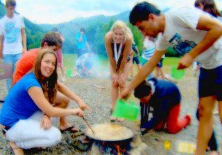 Concurso gastronómico por grupos. Haciendo paella en el jardín