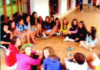 Grupo de amigos charlando en la terraza del campamento