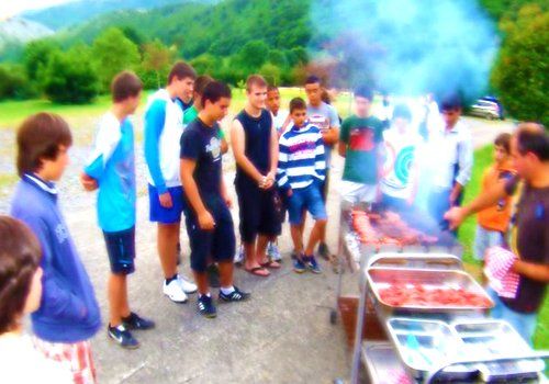 grupo a la espera de su almuerzo