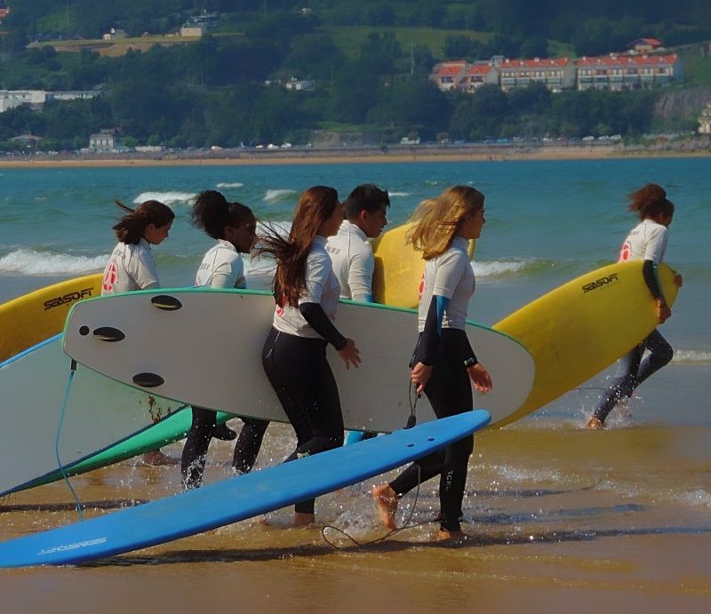 Grupo de participantes a punto de surfear