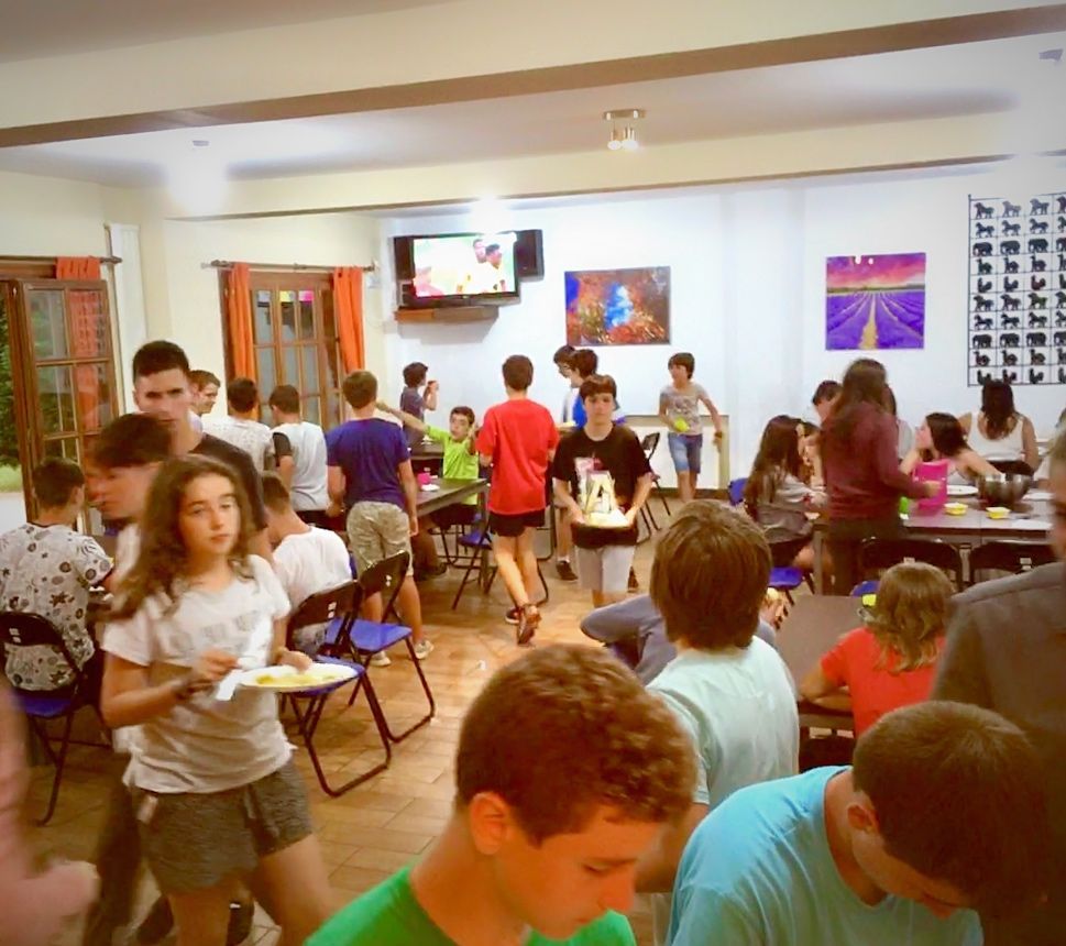 Campamentos para viajes fin de curso Grupo de jóvenes recogiendo el comedor