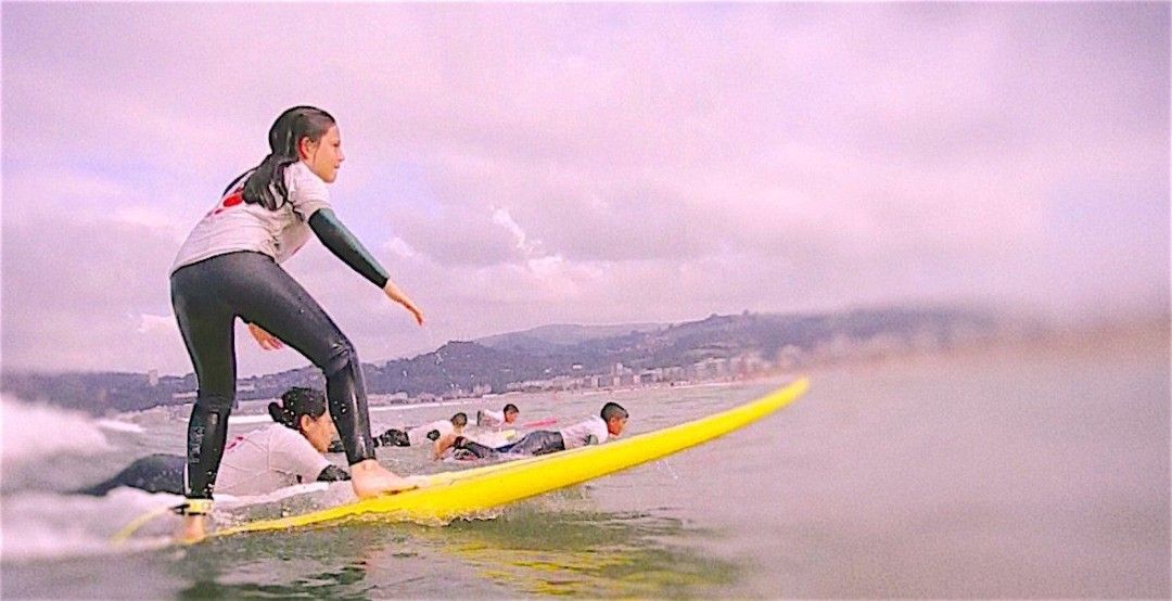 Curso de iniciación o perfeccionamiento surf durante el campamento