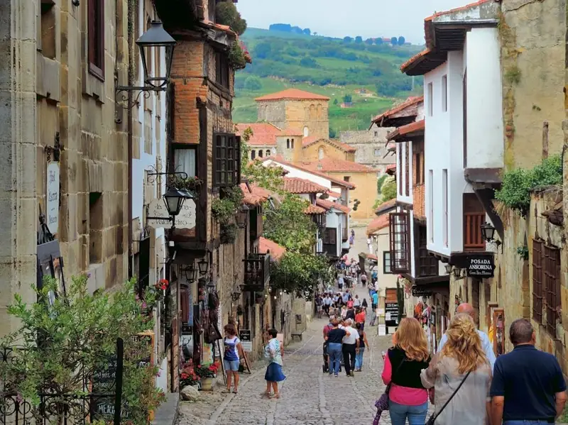 Santillana del Mar, visita a la calle principal