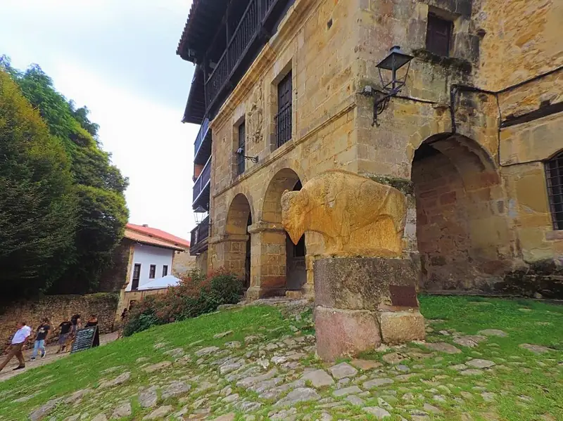 Bisonte, monumento a las cuevas