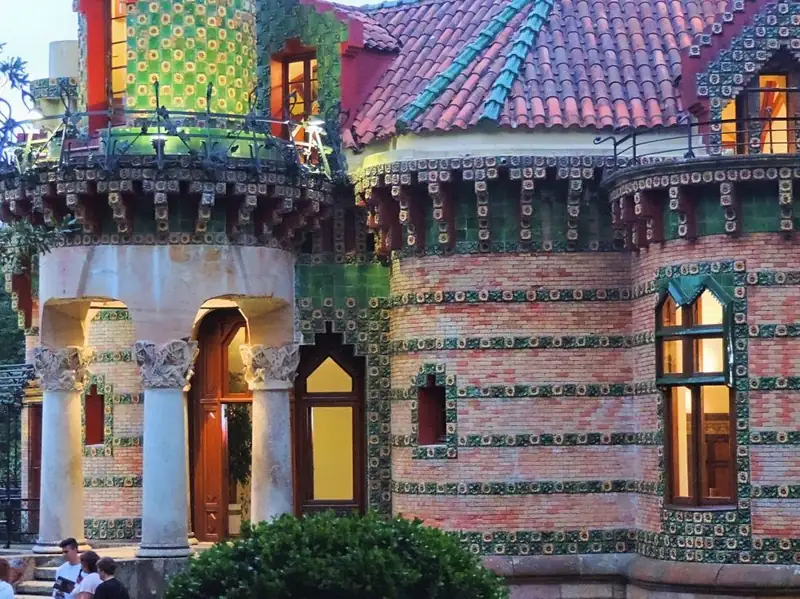 Detalle del Capricho de Gaudí