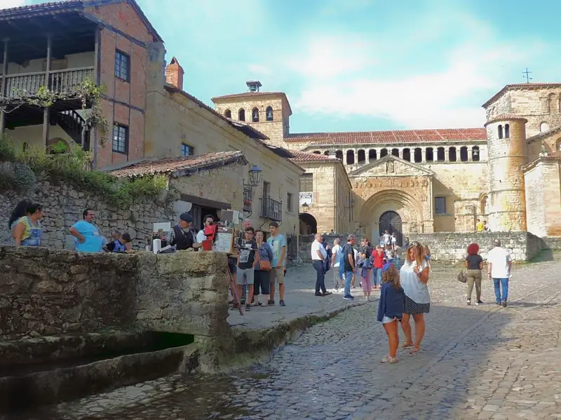 Enfrente de la colegiata de Santa Juliana