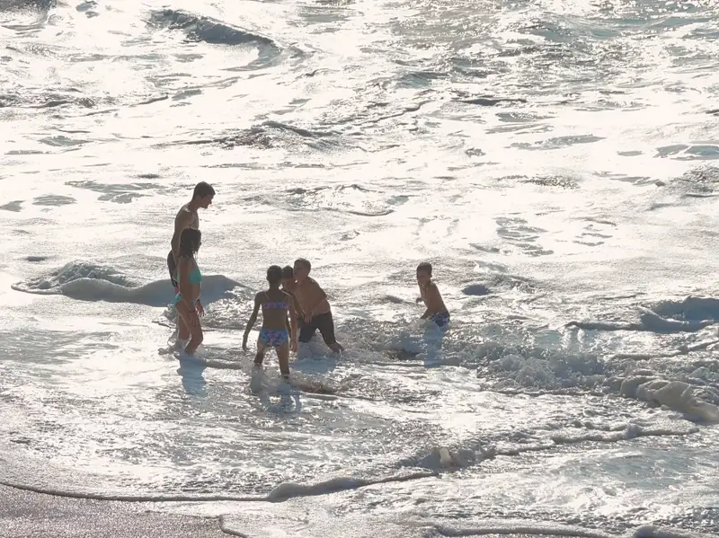 Niños bañándose en la playa