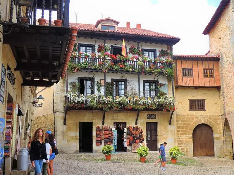 Vista general de la plaza de Santillana
